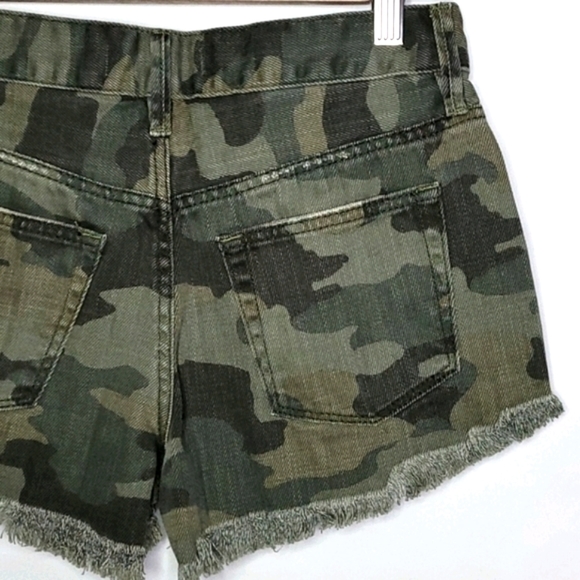 💰NWOT! WE THE FREE ▪︎ ARMY GREEN CAMOUFLAGE JEAN SHORTS ▪︎ SIZE 0 - Picture 7 of 12